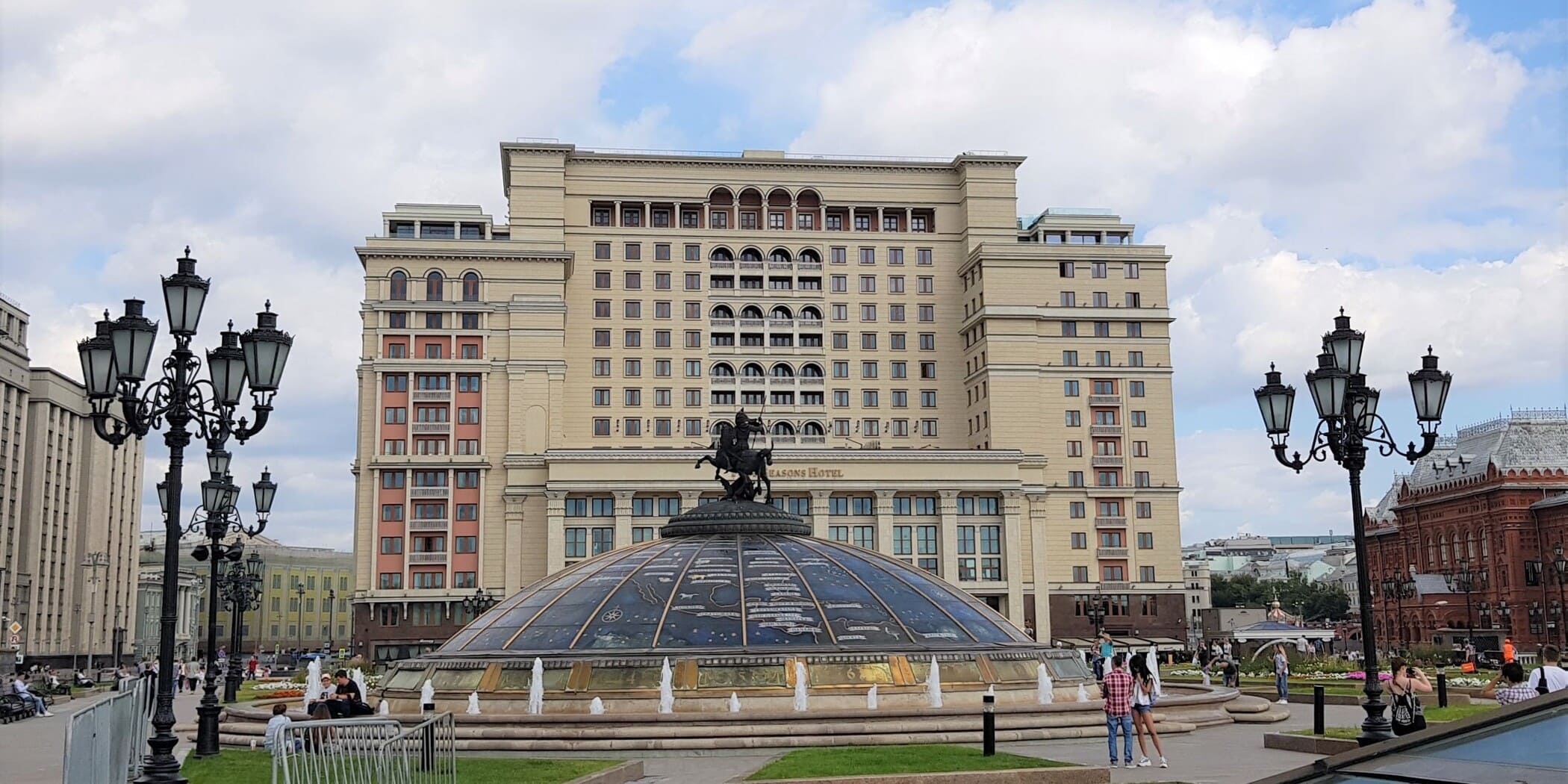 Фото 9. Деловой центр Москва - Москва, Охотный ряд, дом 2. Вид с Манежной площади со стороны Моховой улицы.